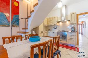 a kitchen with a table and chairs in a room at Casa Corallina in Olbia