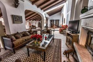 sala de estar con sofá y chimenea en Finca Villa Juan, en Ribera del Fresno