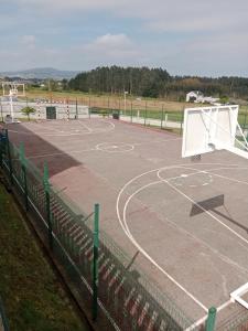 a basketball court with a net on top of it at Apartamento Jurásico in Barreiros