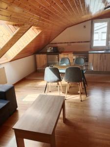 a dining room with a table and chairs in a room at Apartamento Jurásico in Barreiros