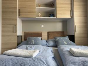 two beds with blue sheets and pillows in a bedroom at Marty House Drage in Drage +49 photos