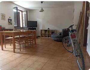 a bike parked in a living room with a dining room at Casa Lu' in Bosisio Parini