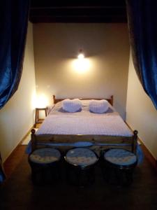 um quarto com uma cama com duas almofadas em Lamour em Ancelle