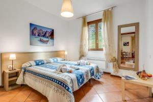 a bedroom with a bed and a table and a window at Residence La Perla with Shared Pool in Monte Isola
