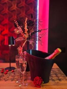 a black bucket with a bottle of wine and two glasses at Chambre business-romantique, jacuzzi, billard, clim in Verviers