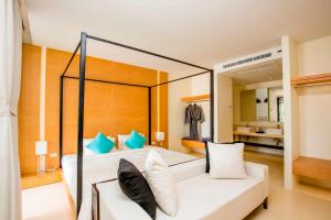 Кровать или кровати в номере The Anda Mani Khaolak Beachfront Villas