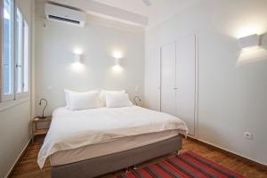 biała sypialnia z dużym łóżkiem i oknem w obiekcie Lovely, central, private balconies, roof garden! - EP7 w Atenach