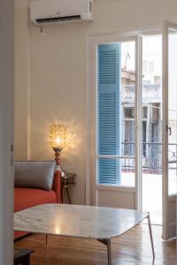 salon z kanapą i oknem w obiekcie Lovely, central, private balconies, roof garden! - EP7 w Atenach
