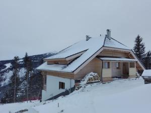 a house with snow on the roof at Bergliebe Klippitztörl in Klippitztorl