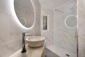 a bathroom with a bowl sink and a shower at Adelfa Golf in San Miguel de Abona +18 photos