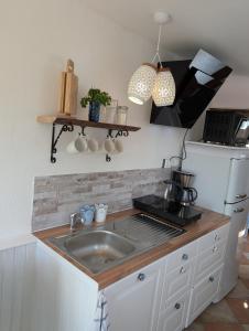a kitchen with a sink and a stove at Ferienwohnung Natursjæl in Tielen