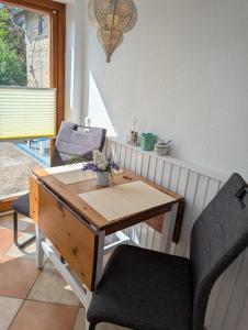 a table and two chairs in a room at Ferienwohnung Natursjæl in Tielen +13 photos