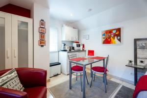 a small kitchen with a table and chairs in a room at La Cour Des Amis in Vendenheim