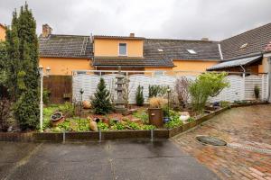 a garden in front of a house with a fence at Familienhaus mit riesigem Garten in Arnsdorf