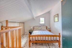 a bedroom with a bed in a room at Lacanau Océan avec jardin in Lacanau-Océan