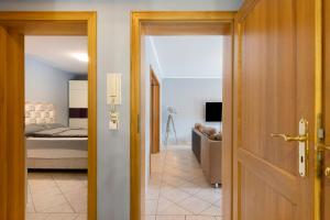 a hallway with a door leading to a bedroom at Fewo am Wasser 2 in Groß Lindow