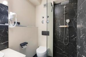 a bathroom with a shower and a toilet at Fewo am Wasser 2 in Groß Lindow +12 photos