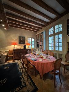 a dining room with a table and chairs at Le Petit Serrant - maison d'hôtes d'exception in Bouchemaine