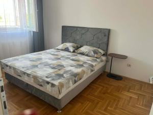 a bedroom with a bed in a room at Saric LuxApartman in Kruševac