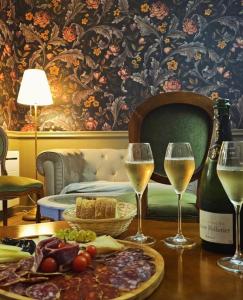a table with two glasses of wine and a plate of food at couleurs d'ici in Fleurance