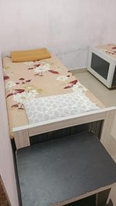 a table with a mattress on top of a counter at vishranti bhawan in Dwarka