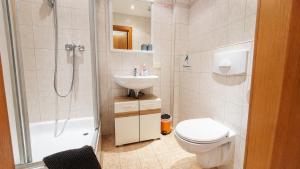 a bathroom with a toilet and a sink and a shower at Ruhige Ferienwohnung am Fürst-Pückler-Park, Sauna im Haus & Parkplatz Bad Muskau in Bad Muskau