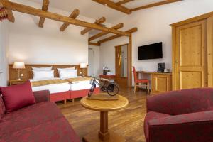 a hotel room with a bed and a table at Golfpark Strelasund in Süderholz
