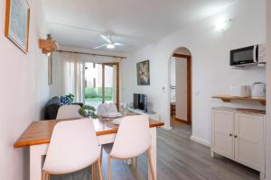 a kitchen and dining room with a table and chairs at Complejo turístico Menorca SOL ISLA in Arenal d'en Castell