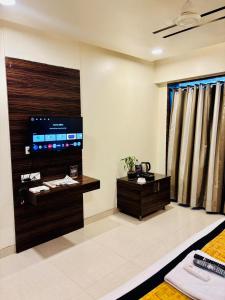 a living room with a flat screen tv on the wall at Hotel Silver Seven in Jāmb