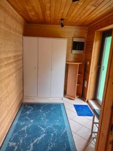 an empty room with a cupboard and a kitchen at Дом у моря in Suurupi