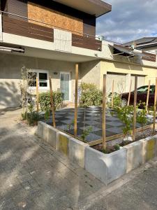 a garden in the front of a house at LA-Hüttenfeld Erdgeschoss Apartment in Lampertheim +16 photos
