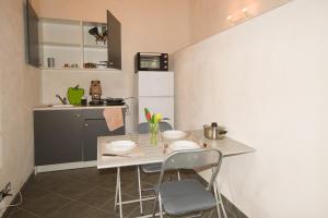 a small kitchen with a table and chairs at San Domenico in Noto