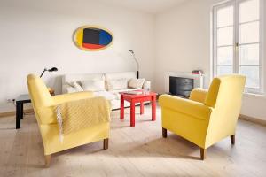 a living room with two chairs and a couch at Hay Loft - Flensburger Förde in Westerholz