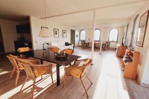a dining room and living room with a table and chairs at Kiekut's Land in Westerholz