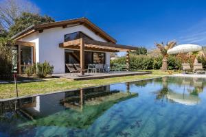 a house with a swimming pool in front of it at Villa des Résiniers, proche plage & forêt, wifi in Moliets-et-Maa