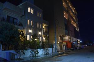 a building on a city street at night at Motel Victoria Sky in Erbil