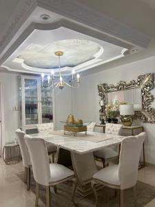 a dining room with a white table and chairs at Casa Norte Exclusive Home-Amplia, amoblada Valledupar in Valledupar
