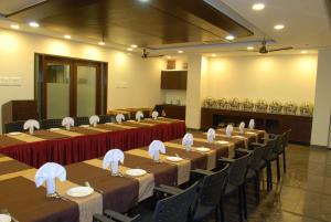 a group of tables and chairs in a room at Hotel Silver Seven in Jāmb