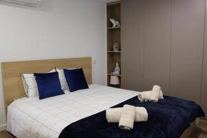 a bedroom with a large bed with towels on it at Recanto da Malhadoira in Currais +24 photos