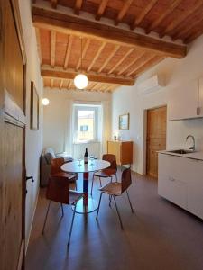 a kitchen and dining room with a table and chairs at Appartamenti - AL4 in Guardistallo