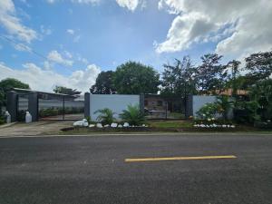 a house on the side of a road at Tocumen Comfort Stay in Aserrío