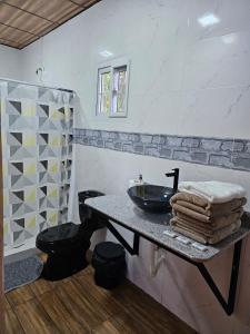 a bathroom with a sink and a counter with towels at Tocumen Comfort Stay in Aserrío
