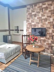 a room with a table and a bed and a tv at Lavida ve lv et in Cairo