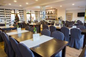 ein Esszimmer mit Tischen und Stühlen und einem Weihnachtsbaum in der Unterkunft Hotel Renesans in Zamość