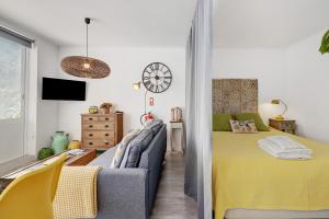 a living room with a couch and a bed at Casa Do Canto in Cascais
