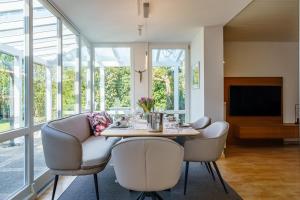 a dining room with a table and chairs at Alm-Atelier in Durbach