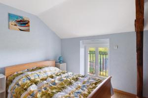a bedroom with a bed and a window at Gîte La Chapelière in Assay