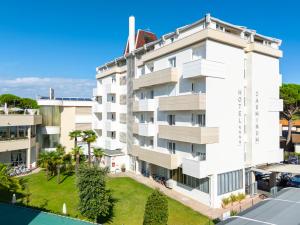 an aerial view of a white building with a yard at Hotel Jasminum in Bibione