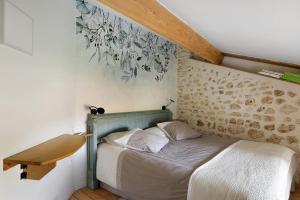 a bedroom with a bed with a wooden head board at Gite À La Tite Boulite in Vouneuil-sous-Biard +17 photos