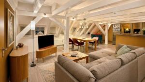 a living room with a couch and a table at Kungs Ferienwohnung 2 in Cottbus